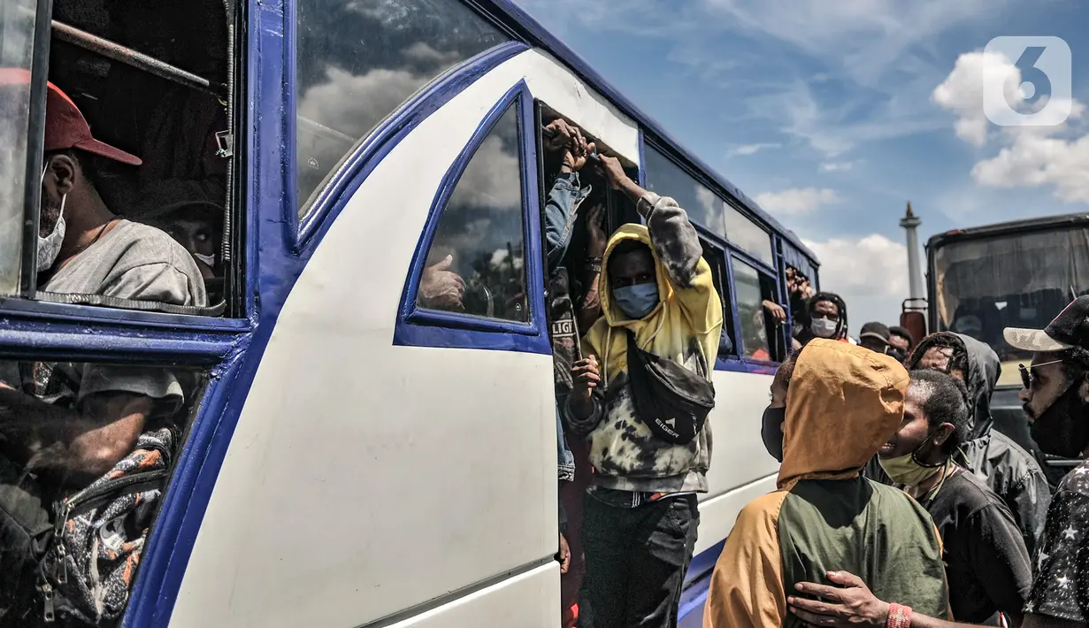 Massa FRI-West Papua menaiki bus saat dibubarkan oleh aparat kepolisian terkait aksi peringatan Deklarasi 1 Desember 1961 di kawasan Monas, Jakarta, Selasa (1/12/2020). Massa menolak perpanjangan otonomi khusus dan menuntut hak nasib rakyat West Papua. (merdeka.com/Iqbal S. Nugroho)