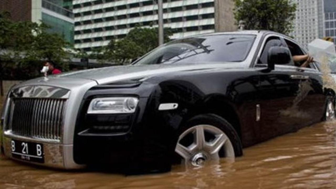 Rolls Royce Ghost Terjebak Banjir di Jakarta