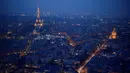 Pemandangan kota Paris saat sore hari dari atap gedung pencakar langit "The Tour Montparnasse", memperlihatkan Menara Eiffel dan kubah Hotel Les Invalides, Senin (8/1). Gedung satu ini memikat wisatawan yang melancong ke kota Paris. (CHRISTOPHE SIMON/AFP)