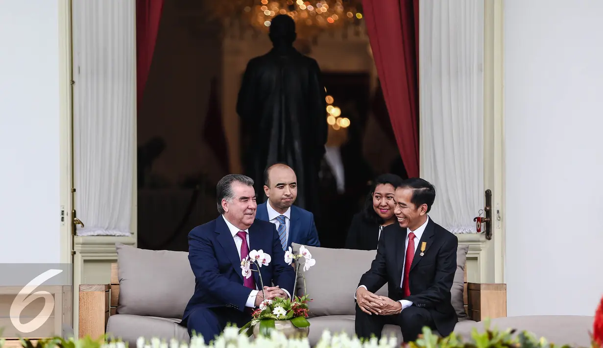 Presiden Republik Tajikistan, H.E. Mr. Emomali Rahmon berbincang dengan Presiden Joko Widodo di halaman Istana Merdeka, Jakarta, Senin (1/8). (Liputan6.com/Faizal Fanani)
