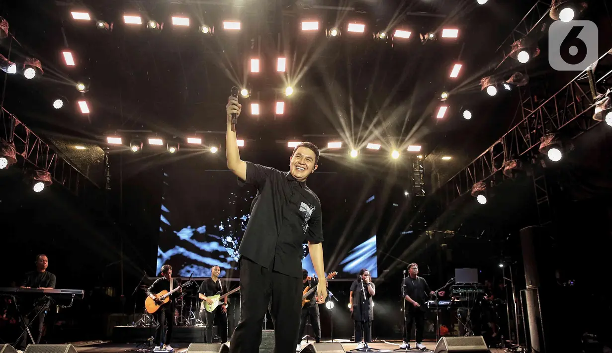Penyanyi sekaligus penulis lagu, Tulus saat tampil memeriahkan KapanLagi Buka Bareng BRI Festival 2025 di Plaza Parkir Timur Gelora Bung Karno, Senayan, Jakarta, Sabtu (15/3/2025). (Liputan6.com/Angga Yuniar)