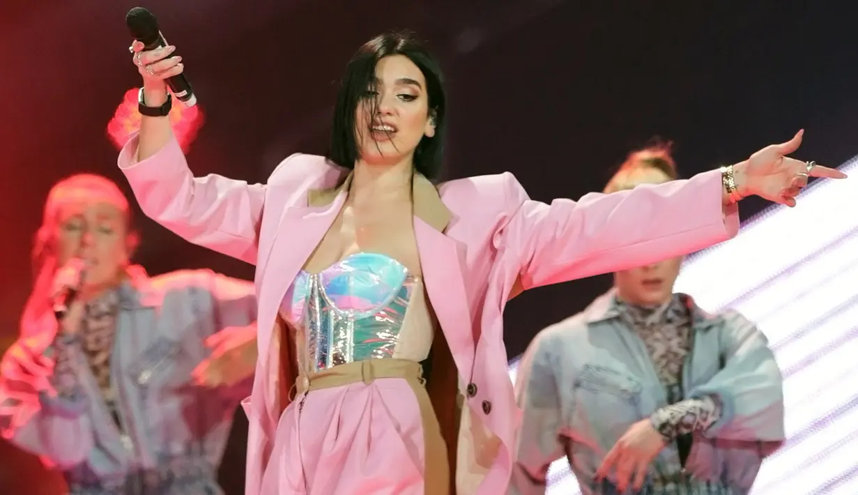 <p>Penyanyi asal Inggris, Dua Lipa tampil di Konser Lazada Super Party di ICE BSD, Serpong, Tangerang Selatan, Banten, Selasa (26/3/2019). Penyanyi pemenang Grammy dan Brit Award ini membawakan lagu One Kiss, Lost In Your Light hingga Scared To Be Lonely. (Fimela.com/Bambang E. Ros)</p>