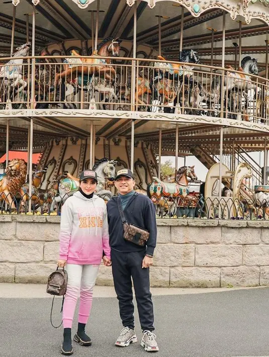 Mengunjungi taman bermain, Ashanty tampil lebih playful dan sporty dengan padanan busana hoodie dan pants warna senada. Gayanya diperlengkap dengan sneakers dan topi yang kece. (Instagram/ashanty_ash).