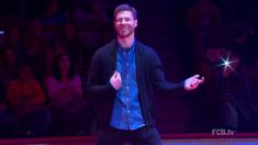 Xabi Alonso maestro lapangan tengah Bayern Munchen tampil menghibur sebagai gitaris pada acara sirkus di kota Munchen, Jerman.