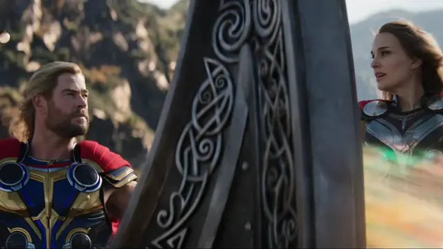 Chris Hemsworth dan Natalie Portman di Trailer Thor: Love and Thunder. (tangkapan layar YouTube/ Marvel Entertainment