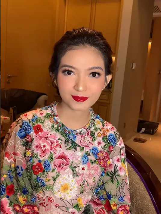 Makeup look Selvi menggunakan cokelat sebagai warna dasar dengan soft blush pink. [@hepidavid]