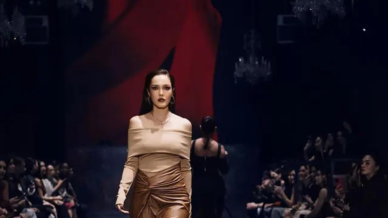 Pesona Memikat Cathy Sharon Berjalan di Catwalk, Tampil Bak Supermodel di Usia 42 Tahun