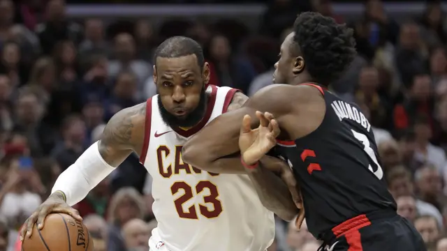 Aksi LeBron James saat Cavaliers kalahkan Raptors