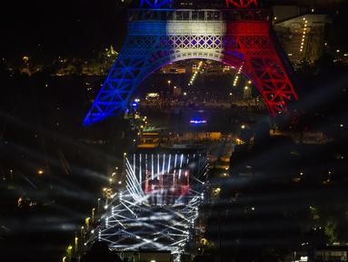 Suasana kemeriahan acara Champs de Mars yang digelar untuk menyambut Piala Eropa 2016 di Paris fan zone, belakang Menara Eiffel, Prancis, Jumat (10/6/2016). (AFP/Geoffroy Van Der Hasselt)