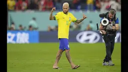 Setelah menang mengalahkan Korea Selatan di pertandingan 16 besar Piala Dunia 2022, bintang Paris Saint-Germain itu melepas sepatunya dan berganti sandal jepit. (AP Photo/Andre Penner)