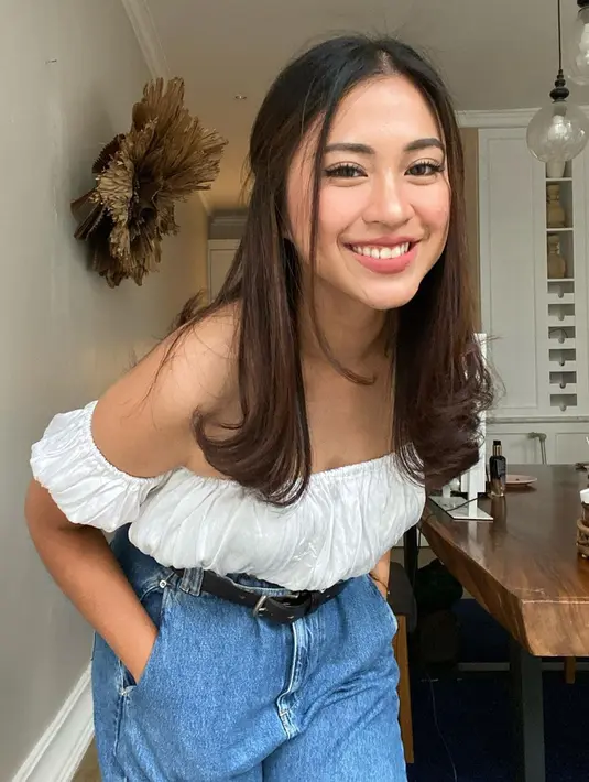 Wanita 32 tahun ini pun punya gaya kasual yang stylish. Tyna sering tampil menawan bak ABG. Kali ini, ia memadukan baju model sabrina dengan celana jeans. Makeup natural yang ia pakai pun membuatnya makin cantik.(Liputan6.com/IG/@tynadwijayanti)