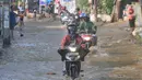 Sejumlah kendaraan mulai roda dua dan roda empat tampak harus berhati-hati menerobos genangan banjir. (merdeka.com/Arie Basuki)