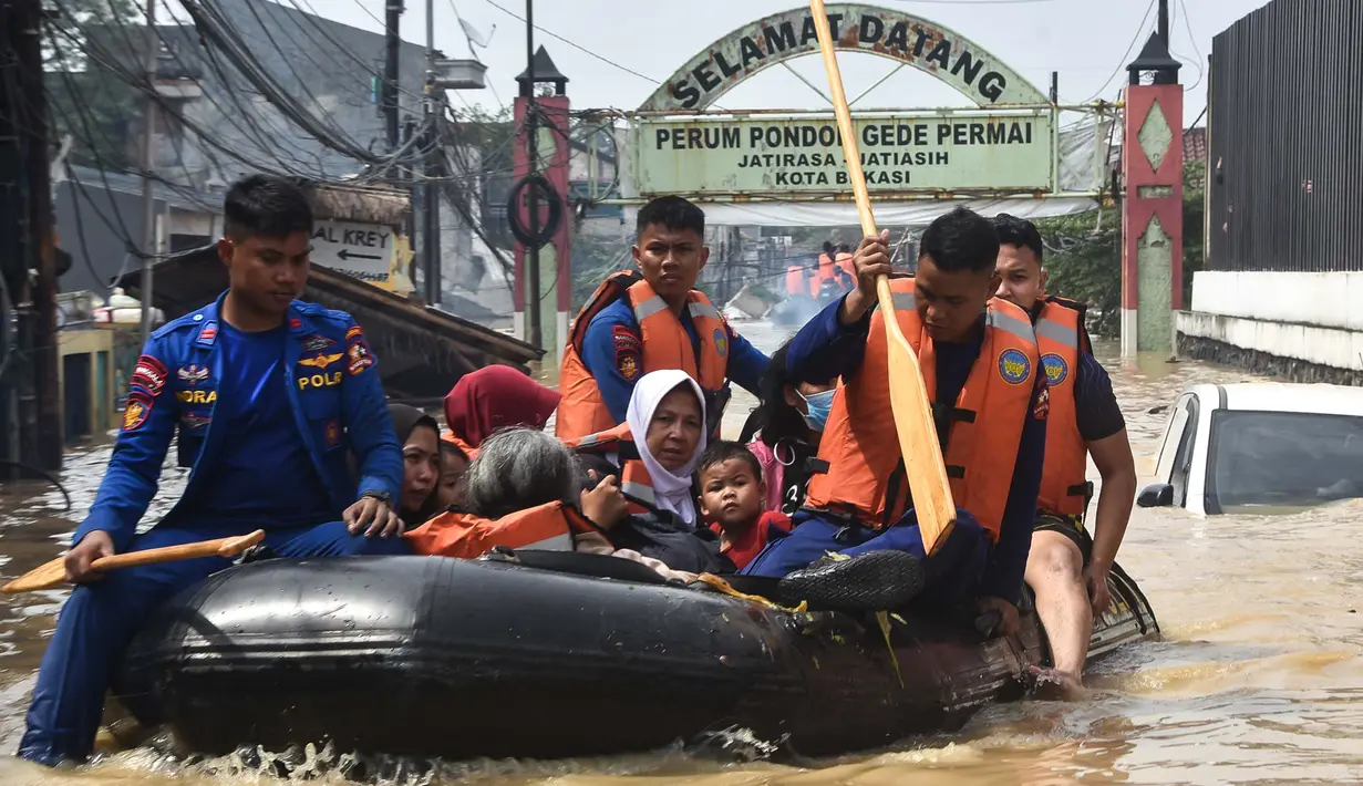 Tim penyelamat mengevakuasi warga yang rumahnya terendam banjir di Perumahan Pondok Gede Permai di Bekasi, Jawa Barat pada 4 Maret 2025. (REZAS/AFP)