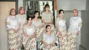 Nia LIDA melepas masa lajangnya di usia 22 tahun. Seperti diketahui Nia lahir pada 3 Mei 2002. Sedari lamaran, prewedding hingga resmi menikah, Nia LIDA jadi perhatian. Jumlah groomsmen Nia adalah 6 orang, sementara bridesmaidnya 8 orang yang rata-rata adalah jebolan ajang LIDA dan DA. Ada yang memakai hijab dan ada yang rambutnya digerai, bridesmaid Nia LIDA ini pancarkan pesona tersendiri. (Liputan6.com/IG/@da3_rani)