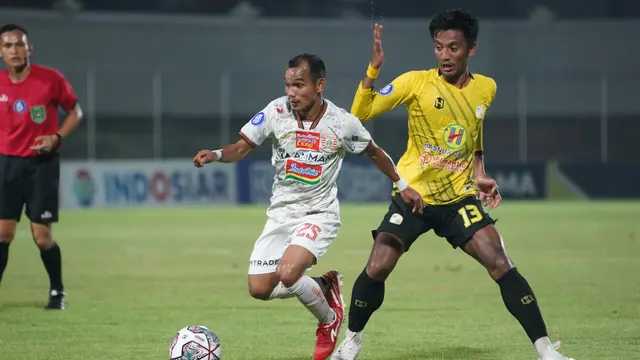 Winger Persija Jakarta, Riko Simanjuntak dengan gelandang Barito Putera, Bayu Pradana.