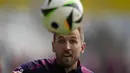 Penyerang Inggris Harry Kane mengejar bola saat sesi latihan terbuka untuk umum menjelang pertandingan Grup C Euro 2024 melawan Serbia di Stadion Jena, Jerman, Selasa (11/6/2024). (AP Photo/Thanassis Stavrakis)