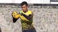 Mantan kiper Persib U-21, Muhammad Fauzan Jauhar Malik, diuji Persis. (Bola.com/Ronald Seger)