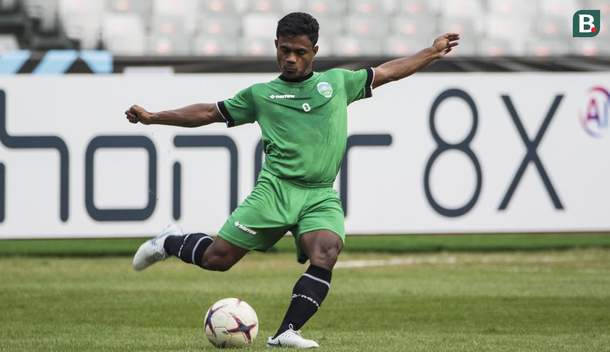 Pemain Timor Leste, Nataniel de Jesus, berusaha melepaskan tendangan saat latihan di SUGBK, Jakarta, Senin (12/11). Latihan ini persiapan jelang laga Piala AFF 2018 melawan Timnas Indonesia. (Bola.com/Vitalis Yogi Trisna)