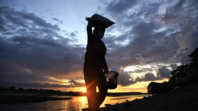 Memanen Tiram di Tepi Pantai Aceh