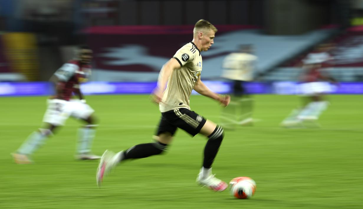 Pemain Manchester United Scott McTominay menggiring bola saat menghadapi Aston Villa pada pertandingan Premier League di Villa Park, Birmingham, Inggris, Kamis (9/7/2020). Manchester United menang 3-0. (AP Photo/Oli Scarff, Pool)