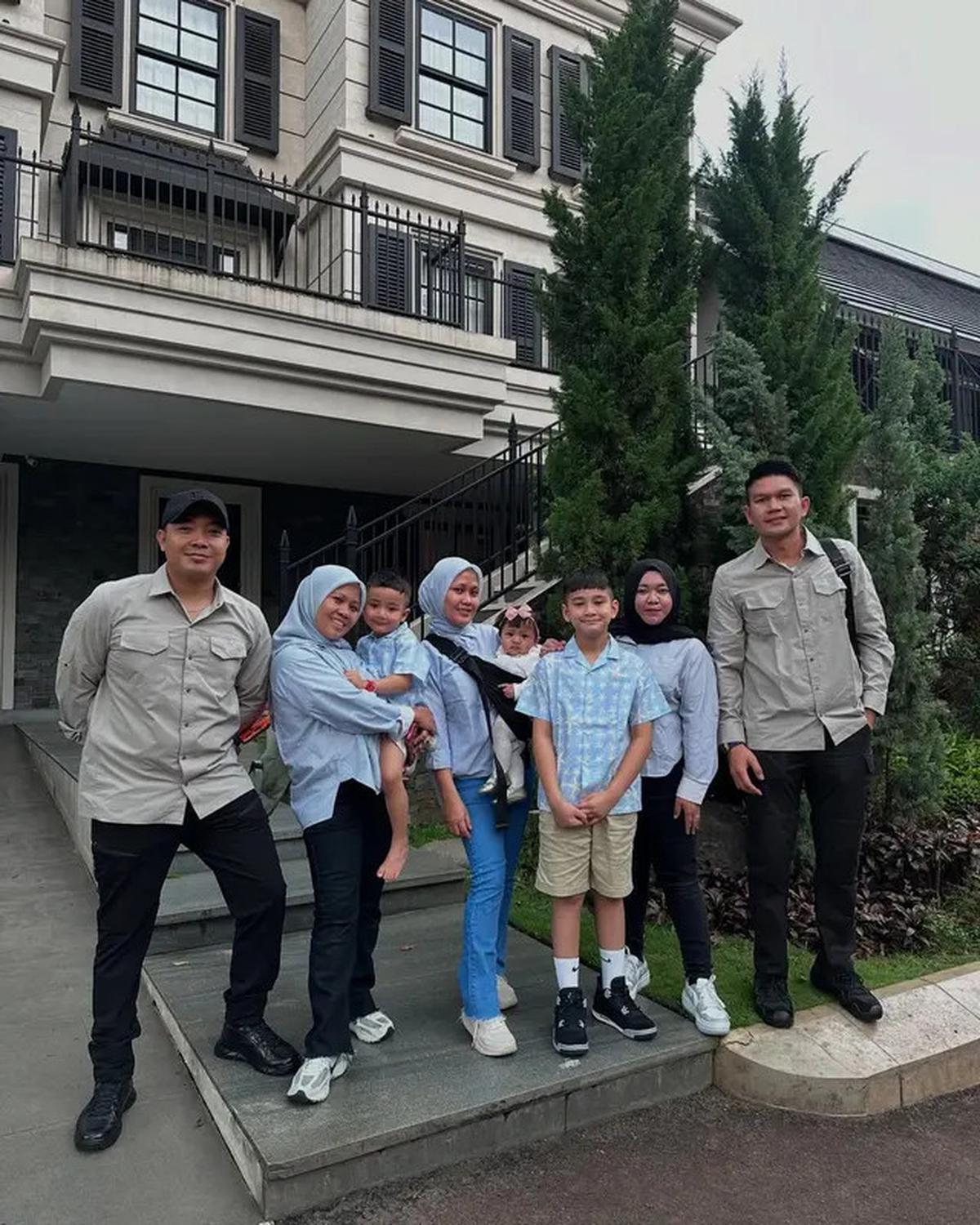 8 Potret Kompak Tiga Pengasuh Anak Raffi Ahmad di Berbagai Momen, Tampil Stylish Khas Keluarga Sultan Andara
