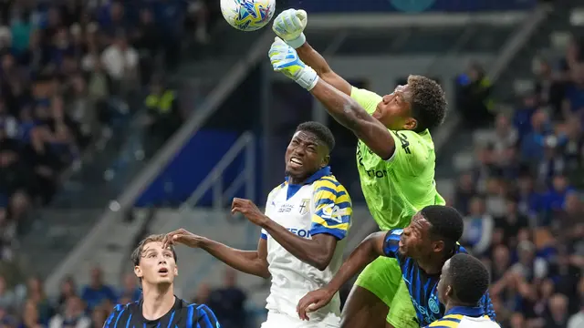 Kiper Parma Zion Suzuki menghalau bola pada laga Serie A/Liga Italia antara Inter vs Parma
