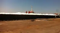 Kapal tongkang mengangkut puluhan ton garam impor bersandar di Pelabuhan II Cirebon. (Liputan6.com/Panji Prayitno)
