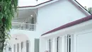 Dengan gaya sederhana namun tetap syar’i, Irish Bella mencerminkan suasana staycation yang hangat dan bersahaja. Momen kebersamaan ini tampak memberikan kenyamanan dan kehangatan tersendiri bagi pasangan tersebut. (Liputan6.com/IG/@ _irishbella_)