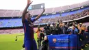 Bek anyar Barcelona, Yerry Mina menyapa para fans Blaugrana di Stadion Camp Nou, Barcelona, Spanyol, Sabtu (13/1). Barcelona mendatangkan Mina dari klub Brasil, Palmeiras, dengan harga 11,8 juta euro (191,44 miliar). (Pau Barrena / AFP)