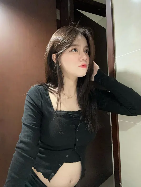Pakai atasan berwarna hitam dengan kancing terbuka di bagian perut, menampilkan dengan jelas perut hamilnya yang kian membesar. Rambutnya yang terurai dengan gaya natural membuat Kayess jadi calon ibu muda. Kayess terlihat nyaman dan percaya diri dengan kehamilannya. (Liputan6.com/IG/@ewkharis)