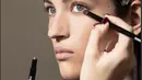 Adapun untuk riasan mata, Sahabat Fimela bisa membubuhkan pulasan eyeshadow pada bagian bawah garis mata untuk membingaki mata secara optimal. [Foto: Chanel.dok]