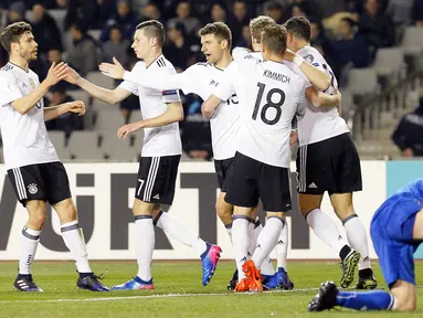 Para pemain Jerman melakukan selebrasi usai Thomas Mueller menjebol gawang Azerbaijan pada laga kualifikasi Piala Dunia 2018 di Stadion Tofiq Bahramov, Azerbaijan, (26/03/2017).  Jerman taklukan Azerbaijan dengan skor 4-1. (EPA/Zurab Kurtsikidze)