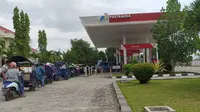 Sejumlah kendaraan terlihat antri di salah satu SPBU yang ada di Kota Gorontalo (Arfandi/Liputan6.com)