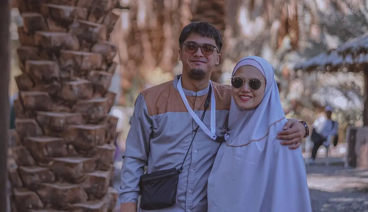Kemudian Ricky menuliskan jenis kelamin dan nama sang anak dengan panggilan yang menggemaskan. "Aisyah Akyza Pratama ( perempuan ). Panggilannya ‘ sya ‘ hehe," tuturnya.  (Instagram/rickyharun)