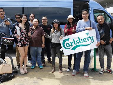 Para pemenang Carlsberg Hospitality foto bersama saat tiba di Bandara Charles de Gaulle, Paris, Jumat (24/6/2016). Produsen bir Carlsberg mengundang mereka untuk menonton langsung Piala Eropa 2016. (Bola.com/Vitalis Yogi Trisna)