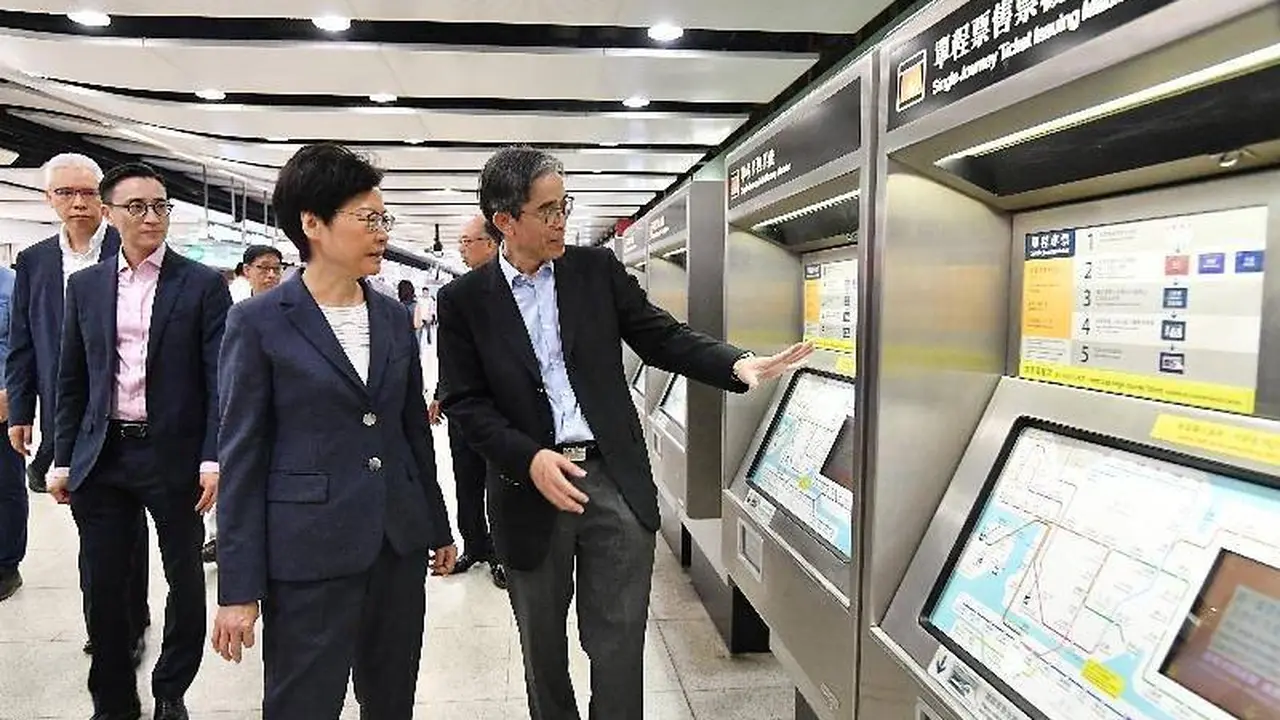 Kepala Eksekutif Hong Kong Carrie Lam mengunjungi stasiun Central MTR yang rusak akibat unjuk rasa. (AFP)