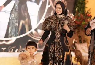 Intip gaya kompak Ria Ricis dan Moana tampil glamor rayakan ulang tahun (@riaricis1795)