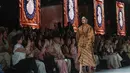 Seorang model memperagakan gaun malam bernuansa emas dalam peragaan Jakarta Fashion Week (JFW) 2027 di City Hall, Pondok Indah Mall 3, Jakarta Selatan, Kamis (29/10/2026). Gaun dengan detail mewah rancangan designer Ivan Gunawan tersebut menghadirkan kesan elegan di atas panggung mode. (KLY/Budy Santoso)
