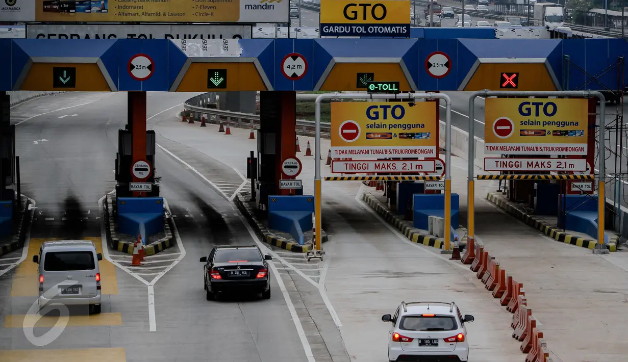 Sejumlah kendaraan memasuki gerbang tol Jagorawi, Jakarta, Rabu (8/7/2015). Pemerintah mulai Selasa (7/7) pukul 00.00 WIB memberikan diskon tarif seluruh ruas jalan tol sebesar 25-35 persen sampai Rabu (22/7) pukul 24.00 WIB. (Liputan6.com/Faizal Fanani)