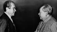 Richard Nixon bersalaman dengan Mao Tse-Tung (Mao Zedong) dalam kunjungan bersejarah 21 februarI 1972. (Liputan6/AP)