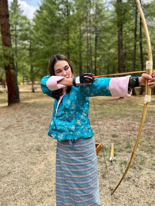 Dalam liburannya, Luna Maya tampil semakin menawan mengenakan busana khas di Bhutan. Tidak sampai disitu saja, wanita kelahiran Bali ini nampak mencoba panah tradisional khas Bhutan. Banyak netizen pun memuji penampilannya tersebut dalam kolom komentar Instagramnya. (Liputan6.com/IG/@lunamaya)