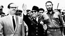 Presiden Republik Indonesia Achmed Sukarno, disambut Presiden Kuba Osvaldo Dorticos dan Perdana Menteri Fidel Castro saat tiba di Kuba dalam kunjungan kenegaraan selama lima hari di Havana, 9 Mei 1960. (AP Photo / Harold K. Milks)