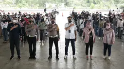 Direktur Utama PT Mitra Utama Madani atau PT MUM, Gung Panggodo (ketiga kanan), Kasat Lantas Polresta Bandung, Kompol Rislam Harfia (ketiga kiri), berfoto bersama dengan AO Mekaar PNM dalam acara Pelatihan Safety Riding di Bandung Jawa Barat (5/03/2022). (Liputan6.com/HO/PNM)