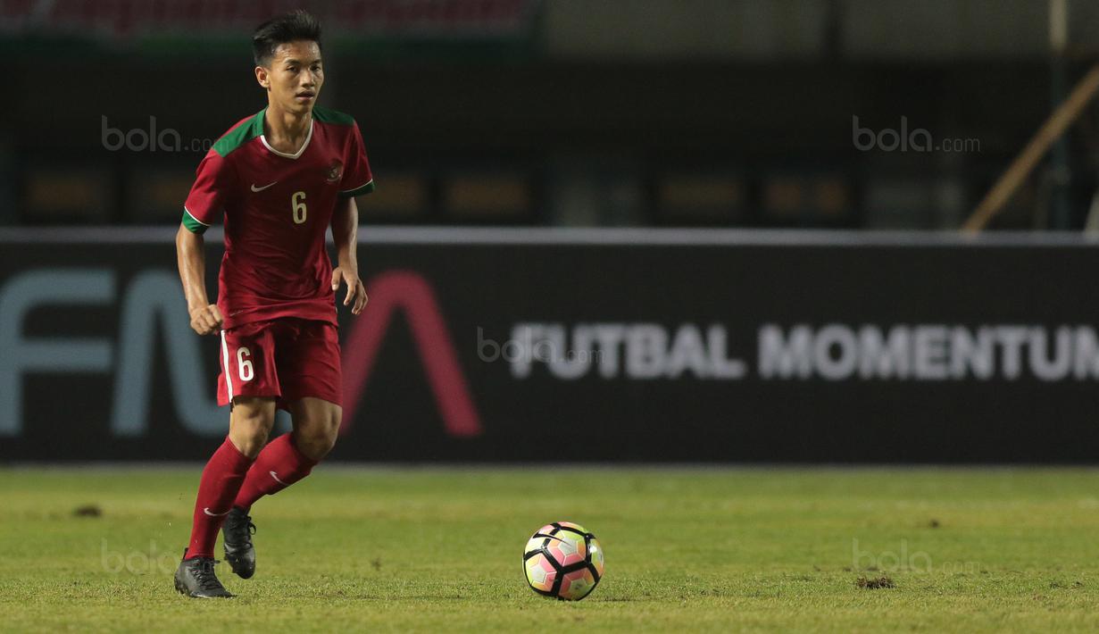 Pemain Timnas Indonesia U-19, Muhammad Iqbal telah mencetak dua gol untuk Indonesia selama fase grup Piala AFF U-18 di Myanmar. (Bola.com/Nicklas Hanoatubun)