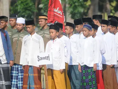 Santri Kota Tangerang Selatan mengikuti apel untuk memperingati Hari Santri Nasional di lapangan Pesantren AL-Amanah AL-Gontroy, Pondok Aren, Senin (22/10). Acara tersebut dalam rangka memperingati Hari Santri Nasional ke-3. (Merdeka.com/Arie Basuki)