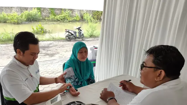 Pelindo III Bagikan Ribuan Paket Sembako untuk Para Korban Banjir di Gresik