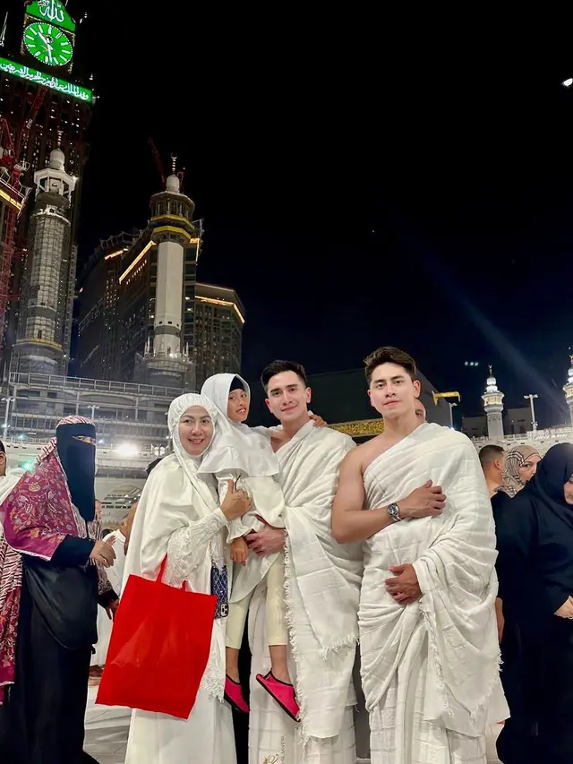 Potret Varrel dan Keluarga Umro (sumber : Instagram/@bramastavrl)