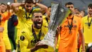 Etienne Capoue. Mantan gelandang Watford ini dinobatkan sebagai pemain terbaik dalam laga final melawan Manchester United. Total 7 musim bermain di Premier League bersama Tottenham Hotspur dan Watford. Baru pertengahan musim ini ditarik ke Villarreal. (AFP/Michael Sohn/Pool)