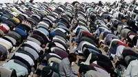 Umat muslim melaksanakan salat Jumat di Hagley Park, Kota Christchurch, Selandia Baru, Jumat (22/3). Ibadah itu digelar satu minggu selepas serangan mengerikan terhadap dua masjid di kota Christchurch yang menewaskan 50 orang. (AP/Mark Baker)