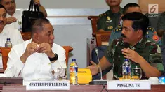 Menhan Ryamizad Ryacudu (kiri) dan Panglima TNI Marsekal Hadi Tjahjanto mengikuti raker dengan Komisi I DPR di Gedung Nusantara II, Kompleks Parlemen Senayan, Jakarta, Rabu (5/9). Rapat tersebut berlangsung tertutup. (Liputan6.com/Johan Tallo)